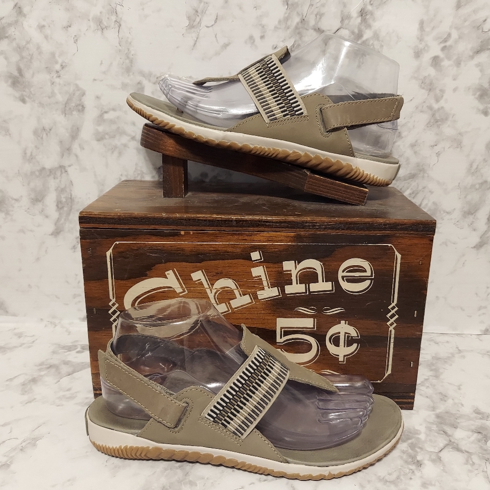 Pre-owned sorel out n about sandals
